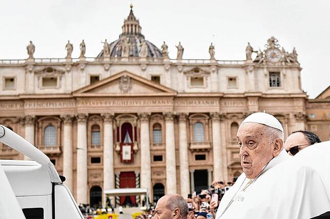 20. April 2025: Ein letztes Mal fährt Papst Franziskus nach der Ostermesse in seinem Papamobil am Petersdom vorbei über den Petersplatz. ...