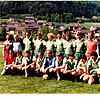 Stolz präsentiert sich die erste Mannschaft des TuS Blumberg nach der Meisterschaft 1984 und dem damit verbundenen Aufstieg in die ...