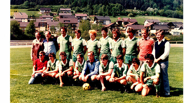 Stolz präsentiert sich die erste Mannschaft des TuS Blumberg nach der Meisterschaft 1984 und dem damit verbundenen Aufstieg in die ...