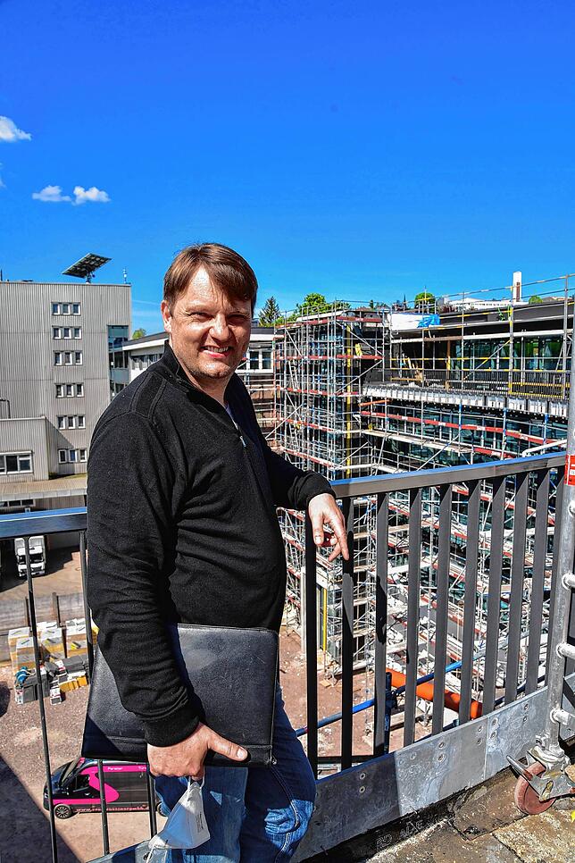 Martin Friedrich,Geschäftsführer der PE-GmbH, auf der Baustelle des PE-Neubaus, der an der Bundesstraße entsteht.