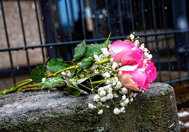 Blumen vor dem Gebäude der Zeugen Jehovas.