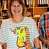 Nicole Zandona (links) vom Tourismusamt freut sich über die freundlichen Hexen, die Hermann Scherer geschaffen hat.