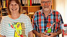 Nicole Zandona (links) vom Tourismusamt freut sich über die freundlichen Hexen, die Hermann Scherer geschaffen hat.