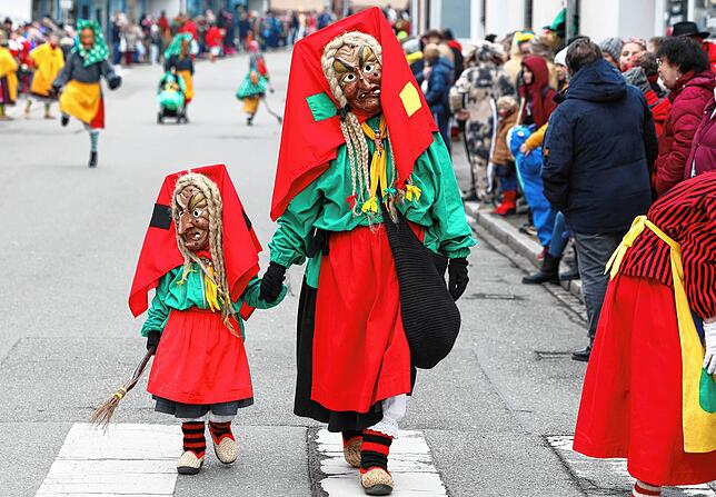 Bild 11: Kinderumzug beim Jubiläumstreffen der Hexen in Donaueschingen vor großem Volk