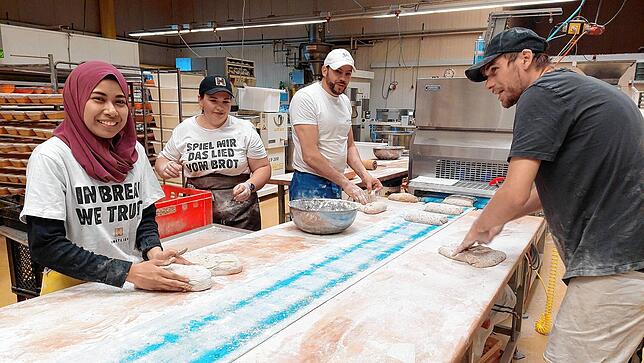 (Archivfoto) Lutfi Fauziah (links) aus Indonesien verstärkt das Team der Bäckerei Heimatliebe mit Sitz in Allensbach. Mit ihr arbeiten ...