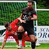 Adrian Giorgian Dumitru (rechts) von Südstern Singen im Zweikampf mit Marcel Ernst (1. FC Rielasingen-Arlen). Foto: Peter Pisa