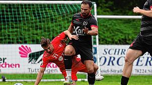 Adrian Giorgian Dumitru (rechts) von Südstern Singen im Zweikampf mit Marcel Ernst (1. FC Rielasingen-Arlen). Foto: Peter Pisa