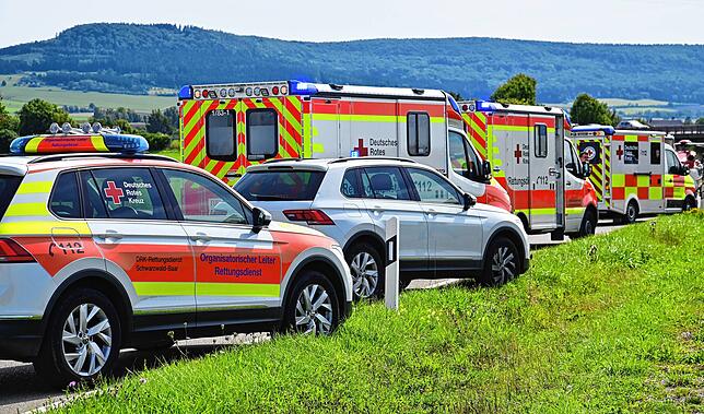 Ein Großaufgebot an Rettungskräften ist kurz nach dem Massensturz vor Ort, um die Verletzten zu versorgen.