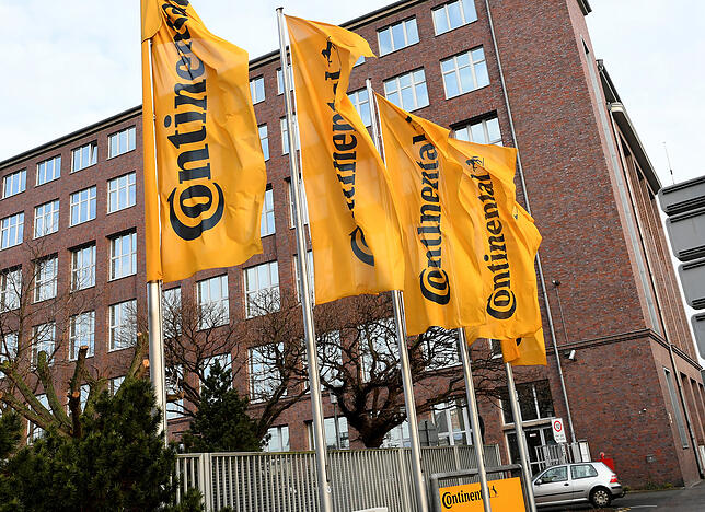 Fahnen mit dem Continental-Logo wehen vor der Hauptverwaltung des Unternehmens in Hannover.