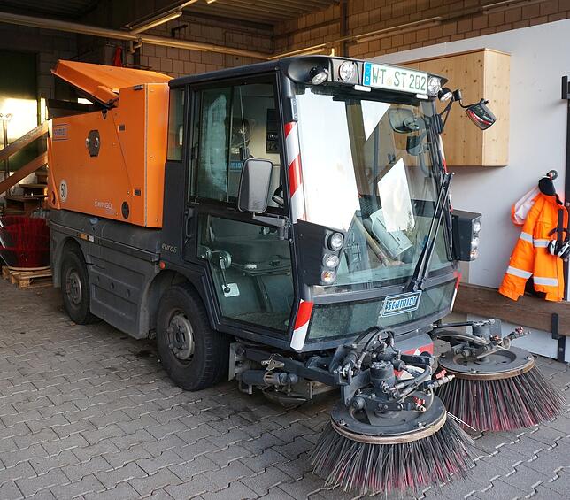 Reinigung: Fast rund um die Uhr im Einsatz ist die Kehrmaschine, die Geh- und Radwege, Parkplätze und Innenstädte sauber fegt.