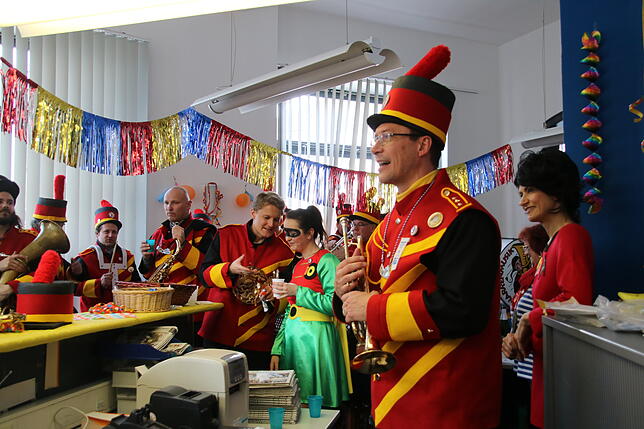 Bild 10: Narren besuchen am Rosenmontag die SÜDKURIER-Redaktion (Teil 2)