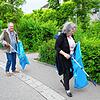 Erwin Filzinger und Rita Koch helfen bei der Dorfputzete in Immenstaad.