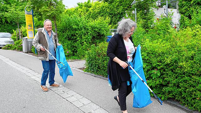 Erwin Filzinger und Rita Koch helfen bei der Dorfputzete in Immenstaad.