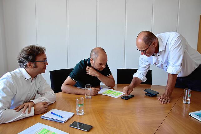OB Bernd Häusler (rechts) zeigt den beiden SÜDKURIER-Redakteuren Stephan Freißmann und Matthias Güntert (von links), welche Vorteile der ...