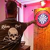 Daniel Leppert aus Unterrehna beim Spielen im eigens dafür hergerichteten Dartraum, in dem das Team &bdquo;Rähna Dart&ldquo; auch ...