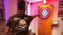 Daniel Leppert aus Unterrehna beim Spielen im eigens dafür hergerichteten Dartraum, in dem das Team &bdquo;Rähna Dart&ldquo; auch ...