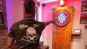 Daniel Leppert aus Unterrehna beim Spielen im eigens dafür hergerichteten Dartraum, in dem das Team &bdquo;Rähna Dart&ldquo; auch ...
