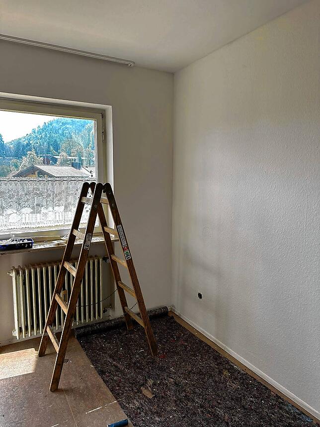 Die Arbeiten zur Schimmelbekämpfung in der Obdachlosenunterkunft laufen.