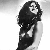 Uschi Obermaier &bdquo;oben ohne&ldquo; auf einem Foto von 1970.