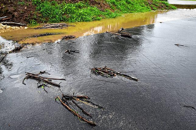 Bild 5: Bilder von der erneut überfluteten L194 bei der Brücken-Baustelle am Stockacher Freibad