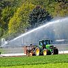 Ein Landwirt am Niederrhein bewässert seinen Acker. Dürfen die Landwirte am Hochrhein noch Wasser aus dem Rhein holen? (Symbolbild)