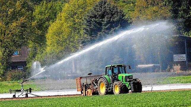 Ein Landwirt am Niederrhein bewässert seinen Acker. Dürfen die Landwirte am Hochrhein noch Wasser aus dem Rhein holen? (Symbolbild)