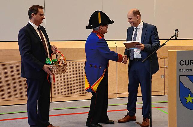 Als Dank für 40 Jahre Mitgliedschaft in der Narrenzunft Buronia überreicht OB Bernd Häusler Otto Köth eine Ehrenurkunde. Ortsvorsteher ...