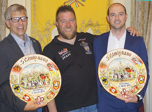 Cavalieri-Präsident Thomas Trosine (Mitte) schenkt den beiden Bürgermeistern Robert Scherer und Andrea Marrucci einen ...