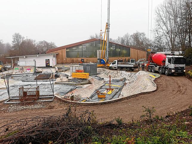Blick auf die Baustelle der Trendsportanlage. Vorne der zu modernisierende Bestand, der vor rund 20 Jahren gebaut worden ist. Hinter dem ...