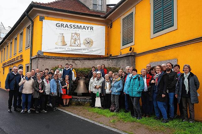 Vor der Glockengießerei: Pfarrer Ulrich Sickinger (links) mit der Gruppe, die für den Glockenguss von Waldshut nach Innsbruck gefahren ...