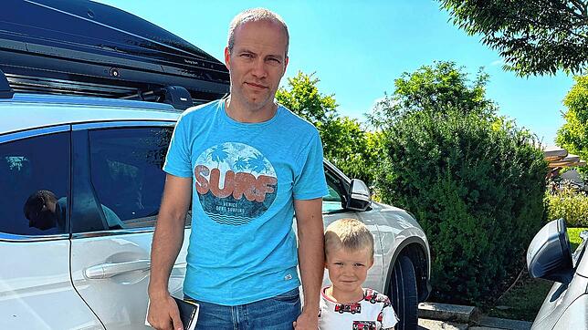 Das wird knapp: Zoltan Tunyogi bringt seinen Sohn in die Notaufnahme. Bis der Papa einen anderen Parkplatz gefunden hat, muss der Kleine ...