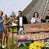 Stoßen schon einmal auf die neue Veranstaltung in Radolfzell an (von links): Björn Brüggemann (Bonanza Events), Jule Meier (Seebar), ...
