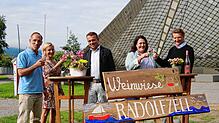Stoßen schon einmal auf die neue Veranstaltung in Radolfzell an (von links): Björn Brüggemann (Bonanza Events), Jule Meier (Seebar), ...