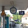 Wie spät ist es jetzt eigentlich am Bahnhof, wenn es in Wahrheit 18.46 Uhr ist? Etwa 14 Minuten vor 7, wie die Uhr am Gleis 1a korrekt ...