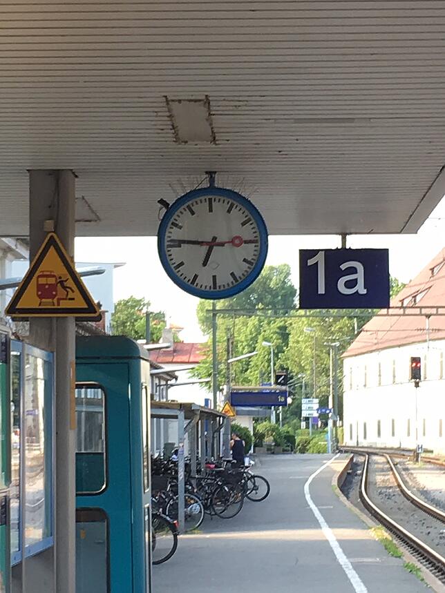 Wie spät ist es jetzt eigentlich am Bahnhof, wenn es in Wahrheit 18.46 Uhr ist? Etwa 14 Minuten vor 7, wie die Uhr am Gleis 1a korrekt ...