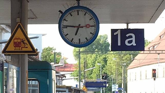Wie spät ist es jetzt eigentlich am Bahnhof, wenn es in Wahrheit 18.46 Uhr ist? Etwa 14 Minuten vor 7, wie die Uhr am Gleis 1a korrekt ...