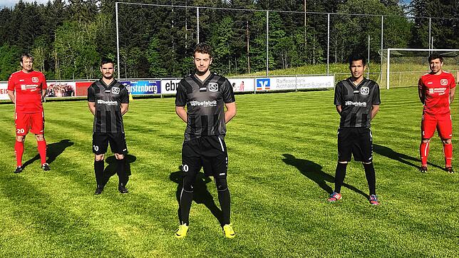 Der neue Trainer und die Neuzugänge des FC Köngsfeld (von links): Trainer Patrick Fossé (zuletzt SV Zimmern), Patrick Lauble (TSG ...