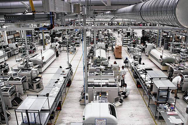 Für sie fällt die Weihnachtsfeier in diesem Jahr flach. Die Mitarbeiter in der Fertigungshalle des Überlinger Technologiedienstleisters ...