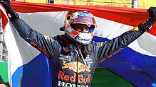 Große Freude bei Max Verstappen: Der Niederländer gewinnt nicht nur sein Heimrennen, sondern übernimmt auch die Führung in der Formel 1.