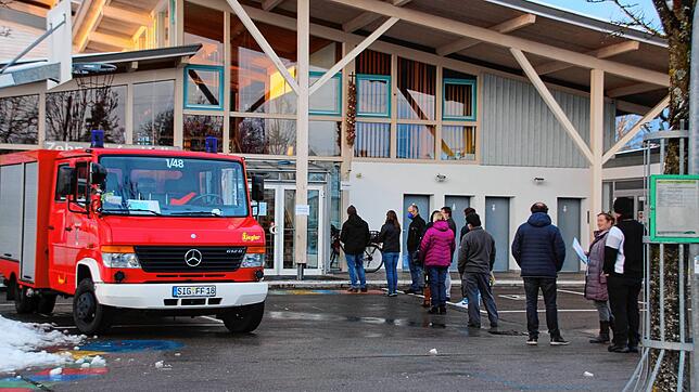 Die Warteschlange bei der Impfaktion in der Walder Zehn-Dörfer-Halle hielt sich in Grenzen. Termine für das Impfen waren zuvor im ...