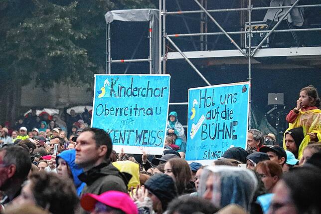 Bild 26: Wincent Weiss singt vor 4500 Besuchern im Regen