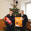Auch im Gerätehaus der Stockacher Feuerwehr steht ein Weihnachtsbaum: Die Brandgefahr haben Pressesprecher Fabian Dreher (links) und ...