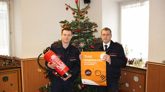 Auch im Gerätehaus der Stockacher Feuerwehr steht ein Weihnachtsbaum: Die Brandgefahr haben Pressesprecher Fabian Dreher (links) und ...