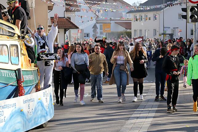 Bild 18: Dorffasnet in Kluftern: Bilder vom Umzug und vom Narrenbaumstellen