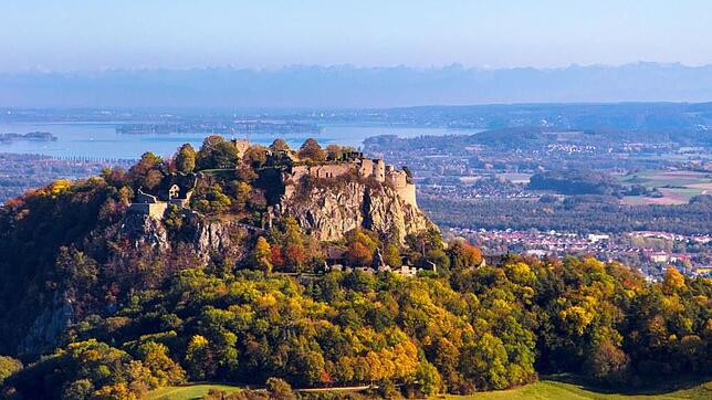 Blick auf den Hohentwiel. Im Hintergrund ist der Bodensee zu sehen. Im Jahr 915 wurde die auf dem Berg stehende Burg schon erwähnt.