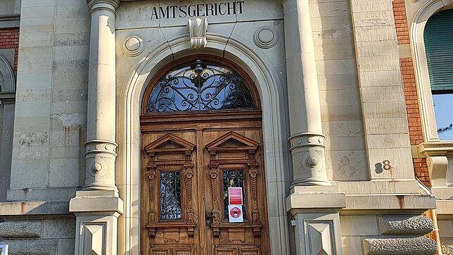 Haupteingang des Amtsgericht Überlingen. Was passiert eigentlich wenn hier kein Angeklagter durchläuft?