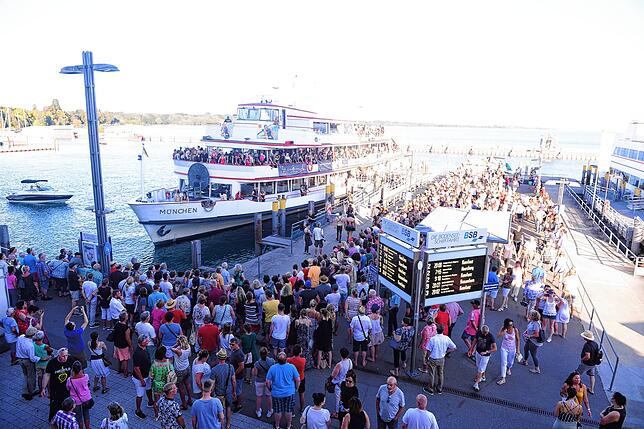 Bis zu tausend Besucher versammelten sich die vergangenen Jahre am Friedrichshafener Pier, um sich die Fetischparty anzuschauen.