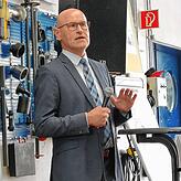Landesverkehrs-Ministerialdirektor Berthold Frieß bei seiner Ansprache vor der Werkzeugwand in der SBG-Werkhalle in Waldshut.