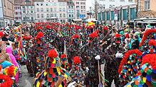 Tausende Konstanzer säumen beim großen Umzug am Sonntag, 11. Februar, die Straßen und jubeln den tausenden Narren und Hästrägern zu, die ...