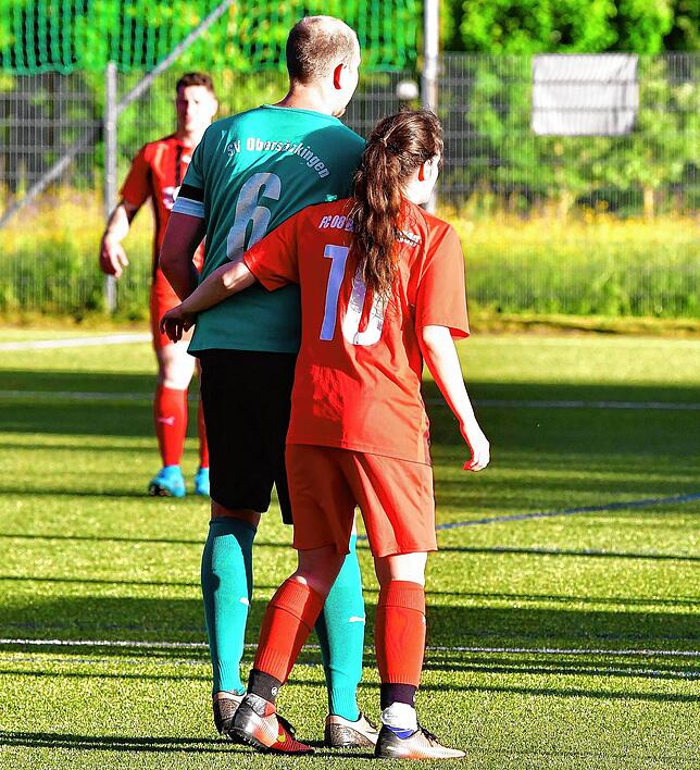 Manndeckung: Selbst wenn der Gegenspieler in einer anderen Gewichtsklasse spielt, hält sich Mira Franzen nicht zurück. So wie hier beim ...